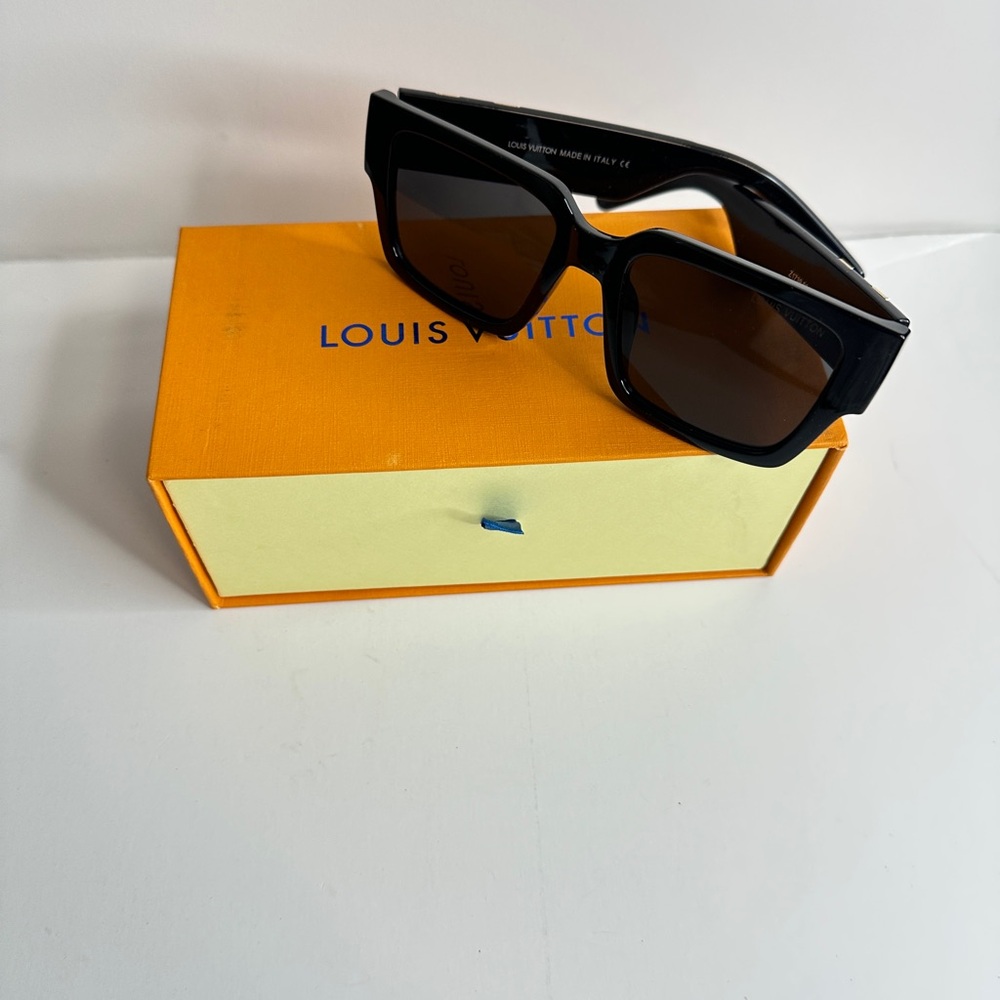 LV unisex Sunglasses | Excellent condition | Essential Accessory